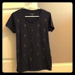 Women’s NWOT M Roper metal cross tee